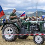 Marian Kotleba sa opäť zapojil do súťaže traktorov Zetor 25 Cup v Malej Lehote