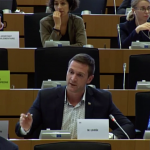 Milan Uhrík vyzval politikov z Bruselu, aby nemudrovali o rasizme a radšej si skúsili ísť bývať do osád